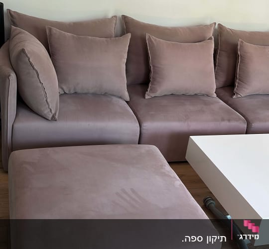 ספה וכריות מרופדות בבד רך בצבע סגול בהיר